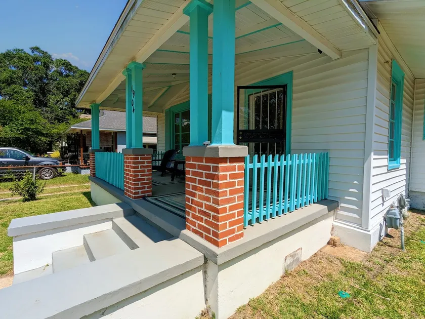 2 BR Quaint Private Bungalow NR Downtown & Beaches - Image 1