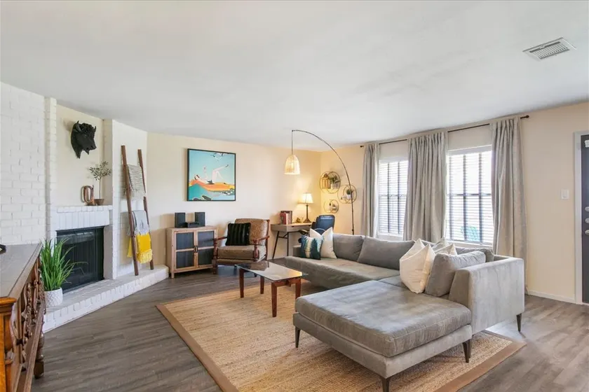 Austin City Haus: King/Sleeps 6/Q2/Domain/DT close - Image 1