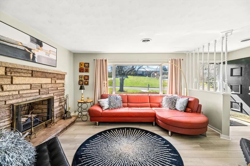 Mar's Mid Mod: stylish, airy and comfortable - Image 1