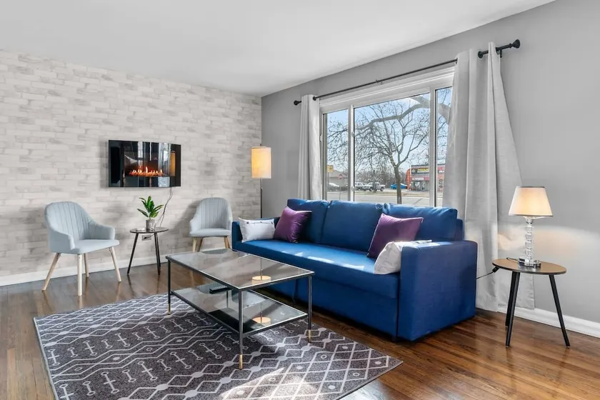 Cheerful Family Home - 3 mins drive to UWindsor - Image 1