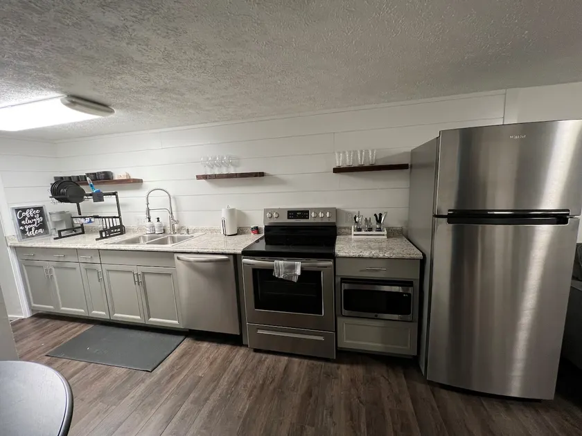 Main Street Escape- 1 Bdrm Downtown & Mins to PU - Image 1