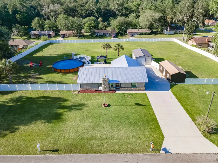 Spacious 3BR retreat w/ pool & game room - Image 1