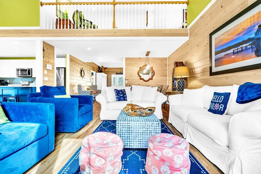 Luxury 5 BR, 4.5 BA walk to town, close to beach - Image 1