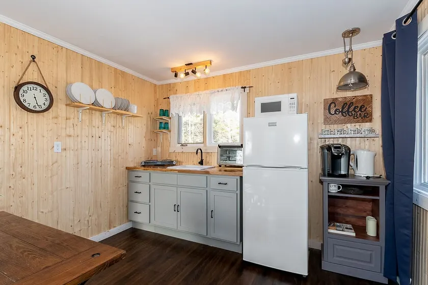 Jolly Tom's - Charming 2-Bedroom Cabin - Image 1