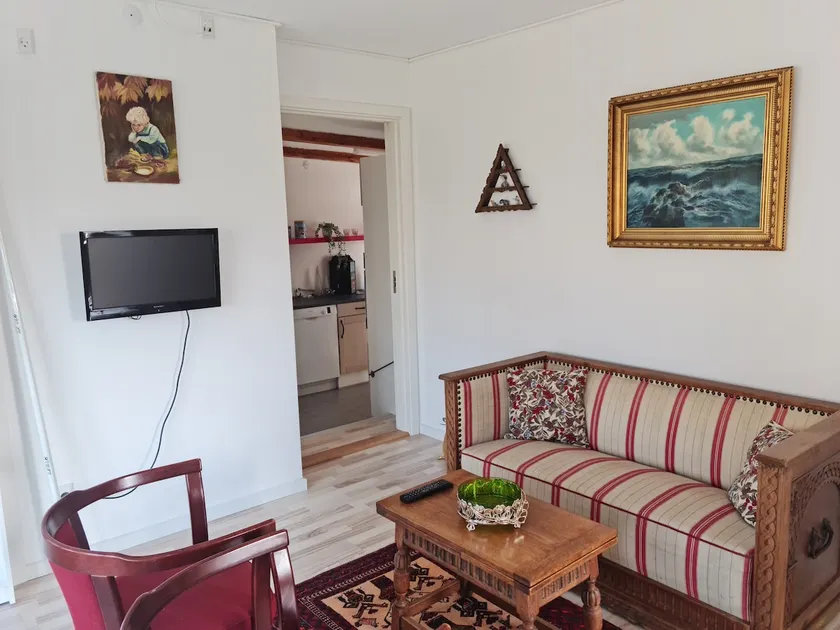 Guest house with room for 4 people with free parking - Image 1