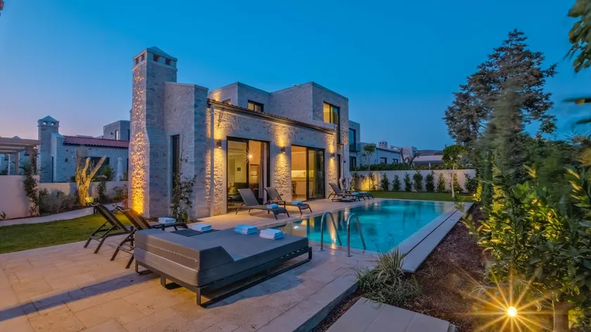 Central, stylish, modern private pool - Image 1