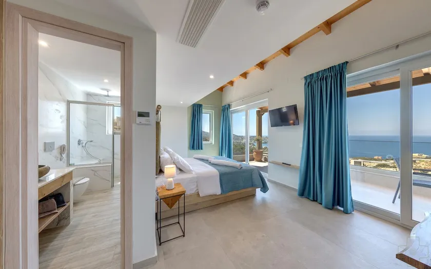 SeaView Suite with Breakfast Balcony and Pool - Image 1