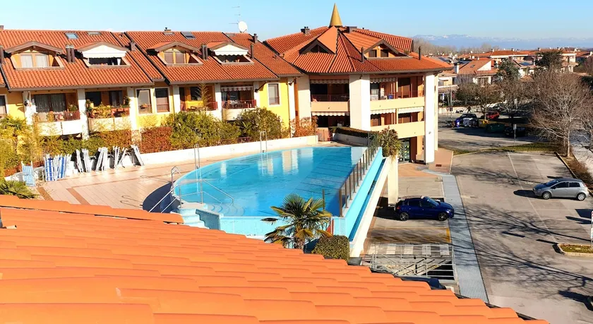 Penthouse in a quiet, central location with pool - Image 1