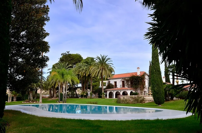 Luxury estate with a giant pool. - Image 1