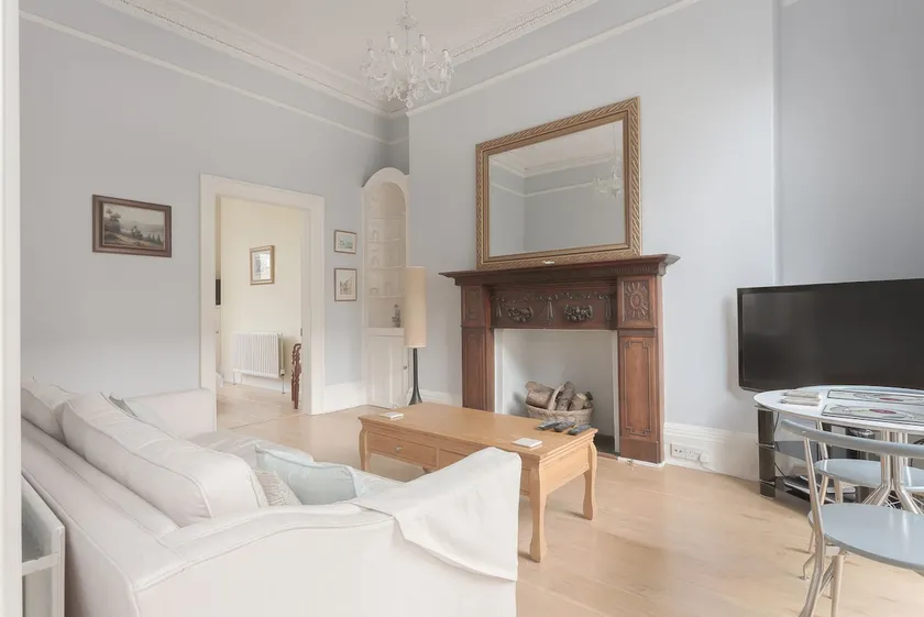 GFF Elegant & Central & Spacious 2 Bed Home with Garden - Image 1