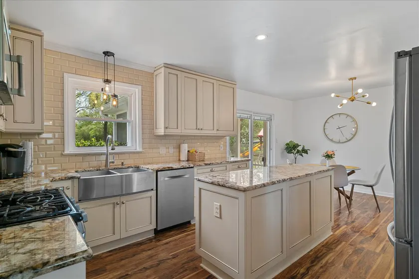 10mins to downtown Ranch living on 1/2 acre - Image 1