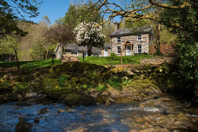 Charming Riverside Cottage in Snowdonia National Park - Image 1