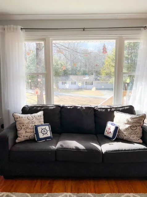 Cheerful 3 Bedroom Cottage, 5 minute walk to Lake - Image 1