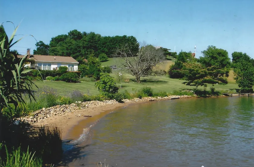 Cheerful 3 BR Boone Lake Lakefront Vacation Home - Image 1