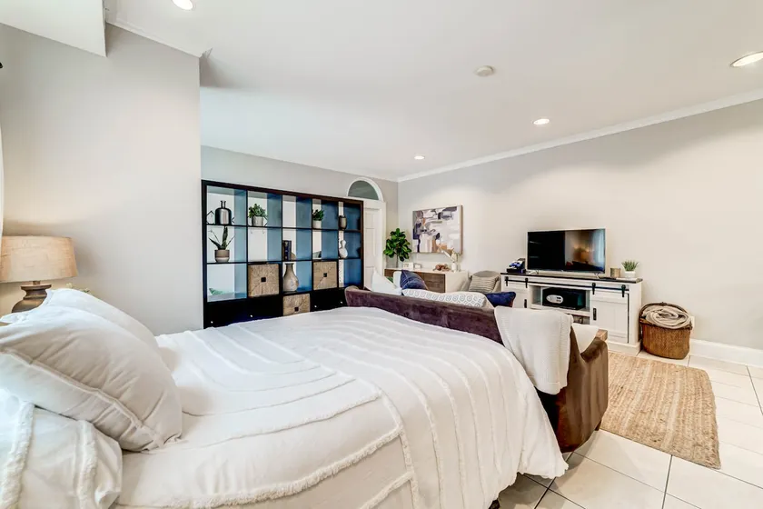 THE PRINCE COTTAGE WITH PRIVATE PARKING GARAGE!!! - Image 1