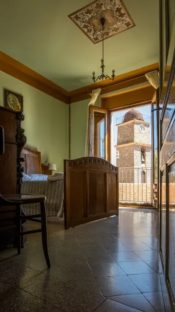 Baronial house with a historic view of Castelsaraceno - Image 1