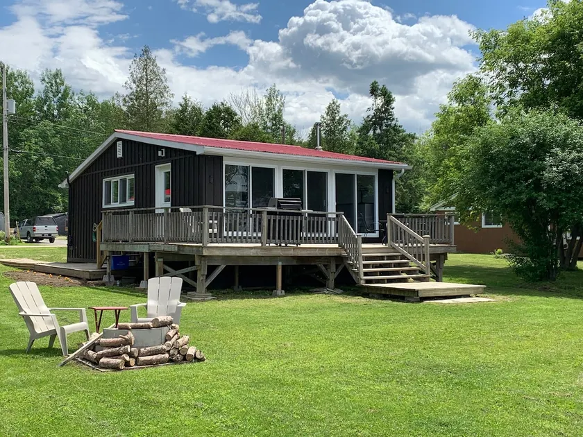 Cozy Riverfront Cottage by Rideau River - Image 1