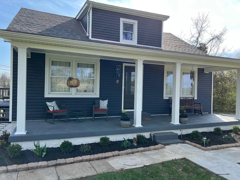 Bourbon Country Cottage - Image 1