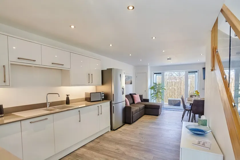 2022 New Pet Friendly House In Central Hayle (3) - Image 1