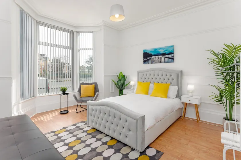 Flatzy - 6 Bed Oasis Close To Football Stadiums - Image 1