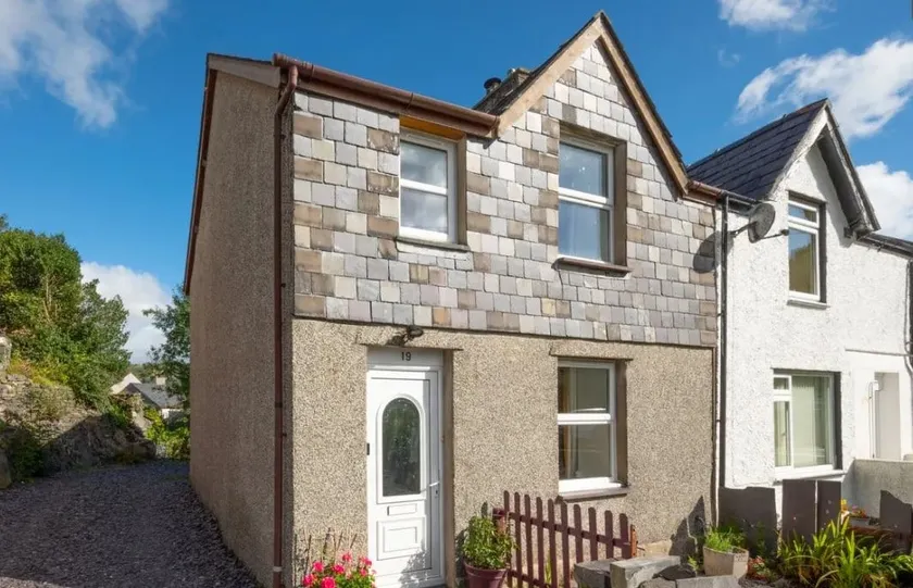 Cosy 2 bedroom home , with enclosed garden . - Image 1