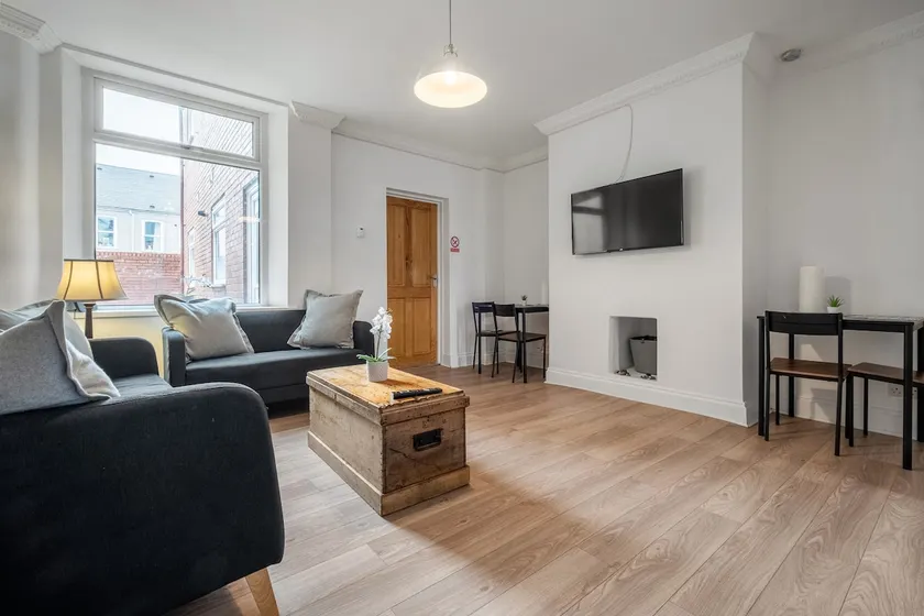 Huge serviced Apartment with FREE PARKING - Image 1