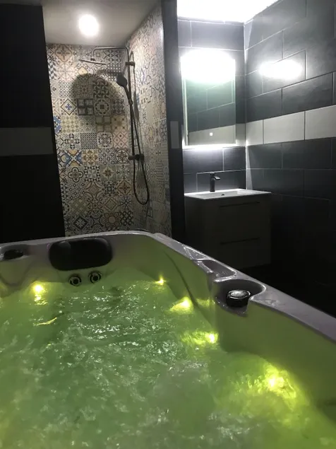 L'AS de Coeur – Overnight stay with hot tub - Image 1