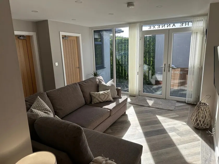 Beach Pad - gorgeous 2 bedroom apartment, sleeps 6 - Image 1