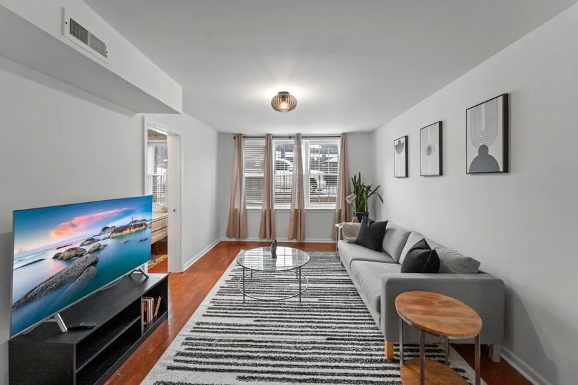 Bright & Cozy 2 Bedroom Apt - 15 Min to downtown! - Image 1