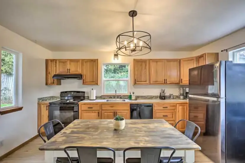 Spacious 2 bedroom bottom unit home. - Image 1