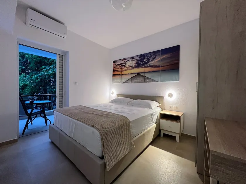 Spacious 2 bedroom apartment 200m from the sea - Image 1
