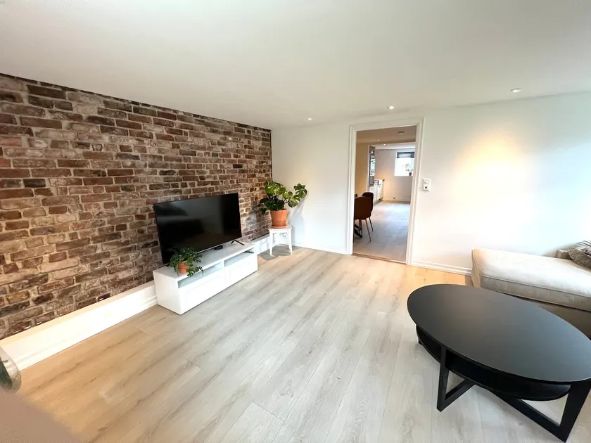 Large apartment (100 m2) with free parking - Image 1