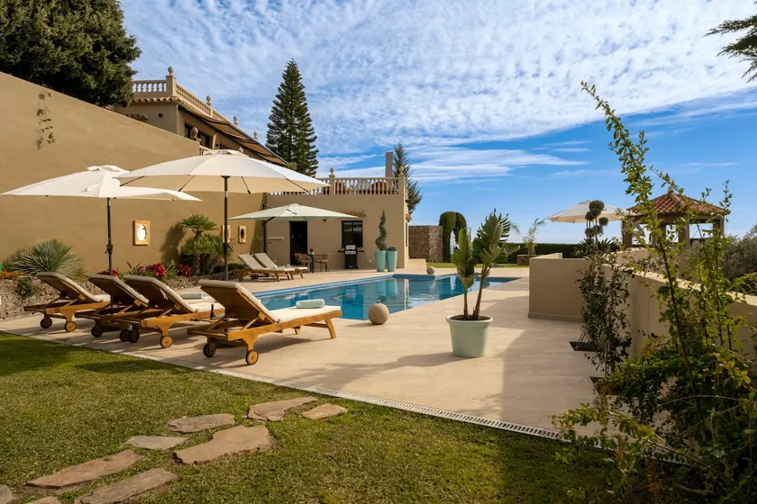 Beautiful cottage next to pool with unique views - Image 1