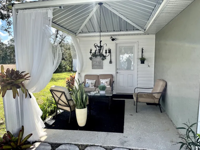 Elegant Spring Hill Studio Retreat - Image 1