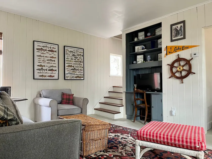Cute & Cozy Cottage with Lake Views - Image 1