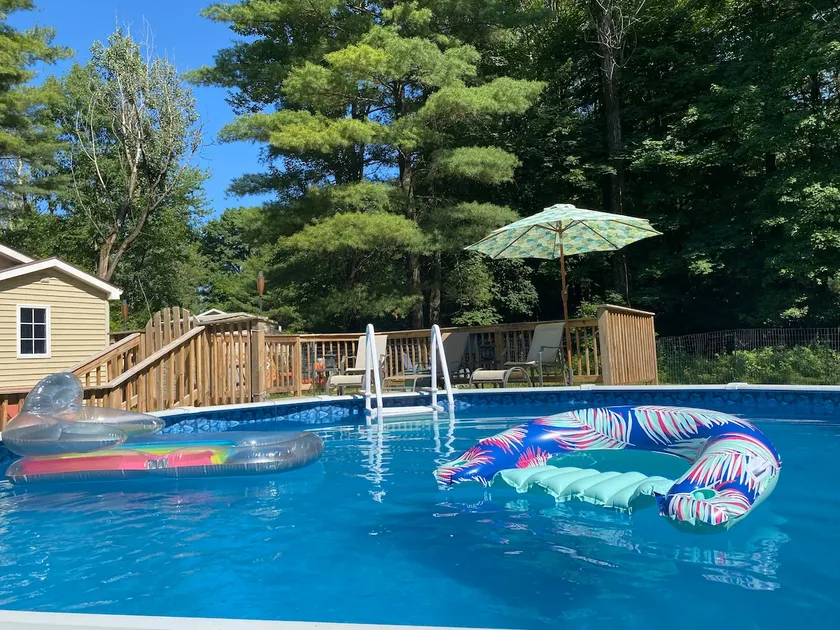 Cozy Cottage with pool and walk to lake - Image 1