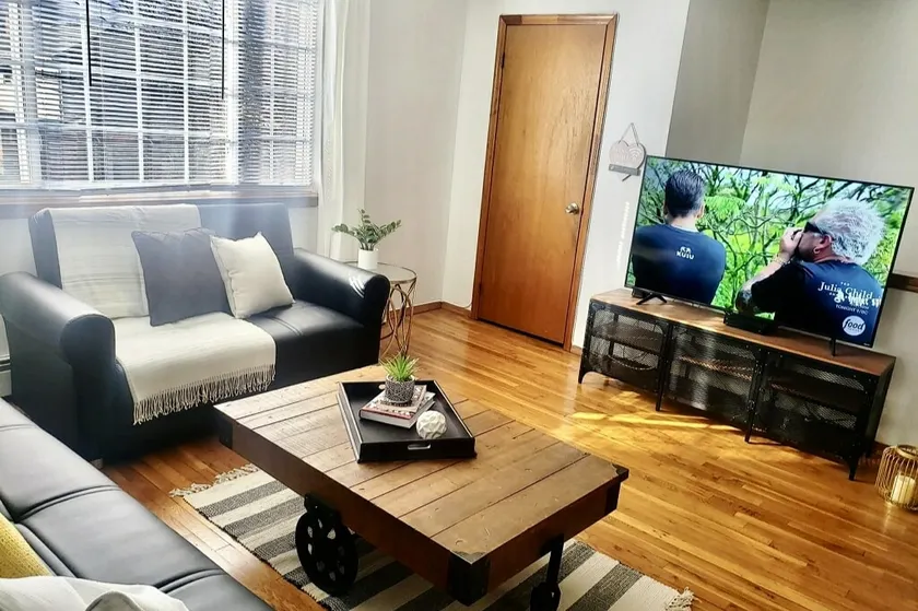 Stylish & inviting 2BR-JFK/UBS/ Casino/LIRR/Subway - Image 1