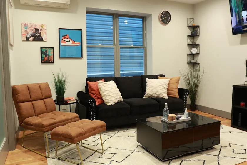 *Modern 3 bedroom near Restaurants & Shopping! - Image 1