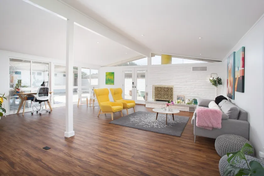 Cheerful mid mod 3 bedroom house with a pool - Image 1