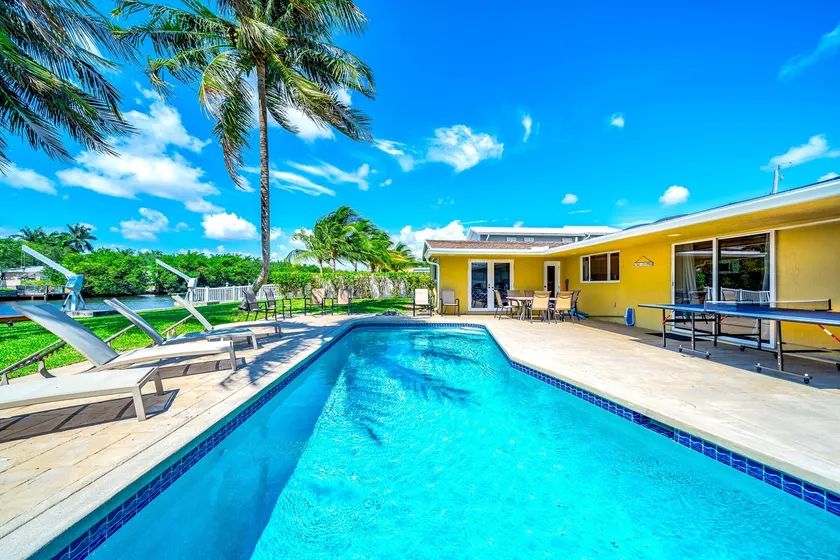 HEATED POOL+WATERFRONT+KAYAK+PING PONG / NEAR BEACH! - Image 1