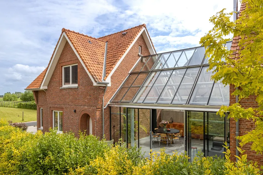 Vacation home with stylish conservatory, garden & charging station - Image 1