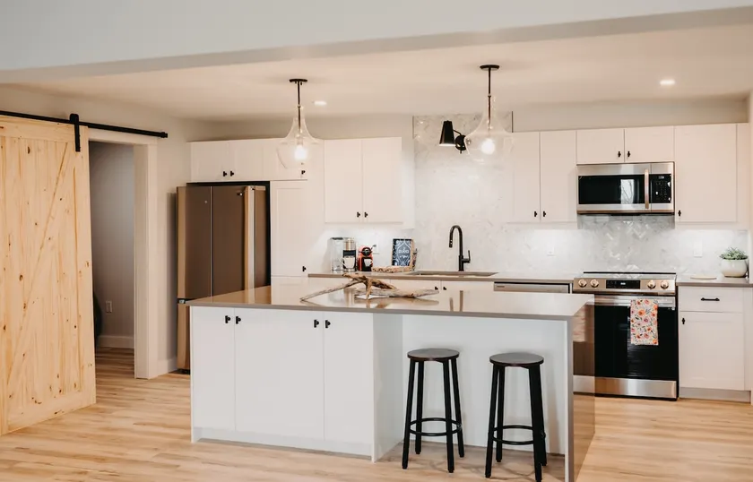 Sunrise Views + cozy bright modern 2-bedroom suite - Image 1