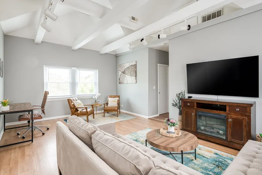 Enjoy the Chicago | Modern 2 Bedroom Apartment - Image 1