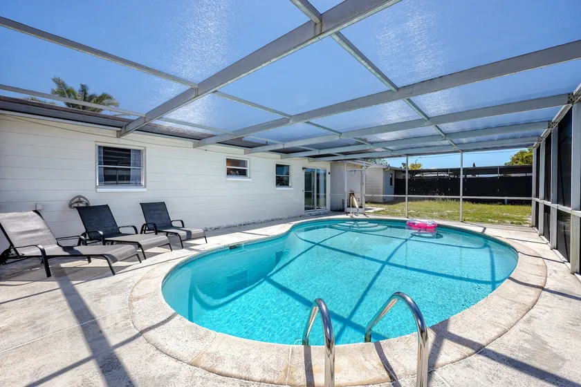 Sunny Escape: Vibrant Pool Home - Image 1
