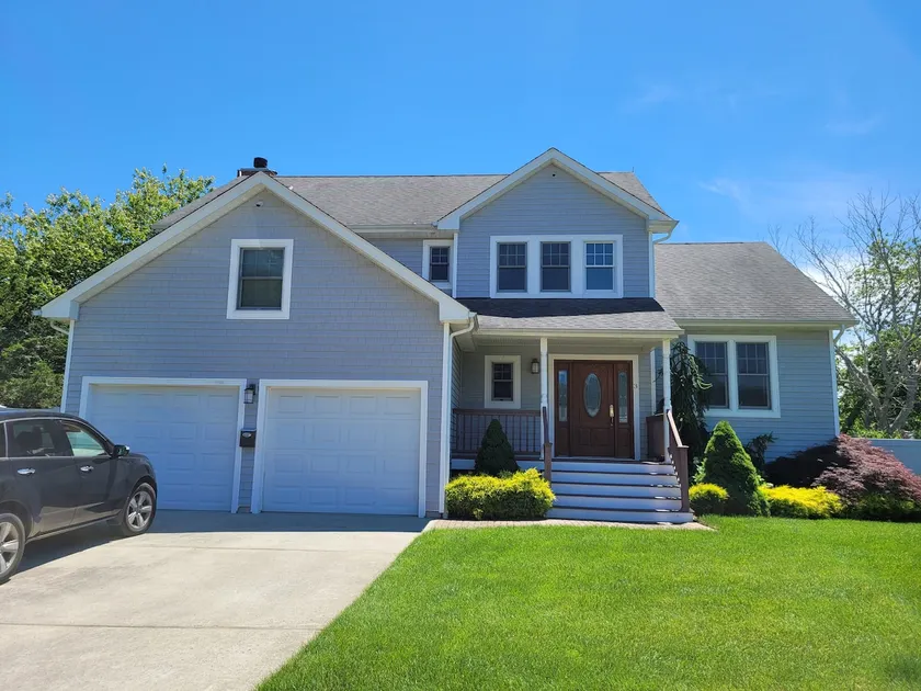 Peaceful and bright 4 bedroom getaway house-5 min from the beach! - Image 1