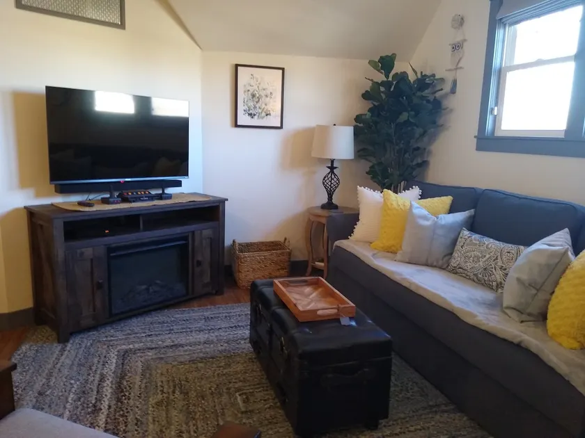 Carriage House 1 bedroom loft suite w/ fireplace. - Image 1
