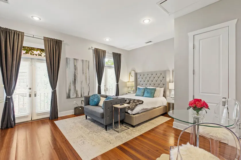 Stylish Historic District Space Private & Romantic - Image 1