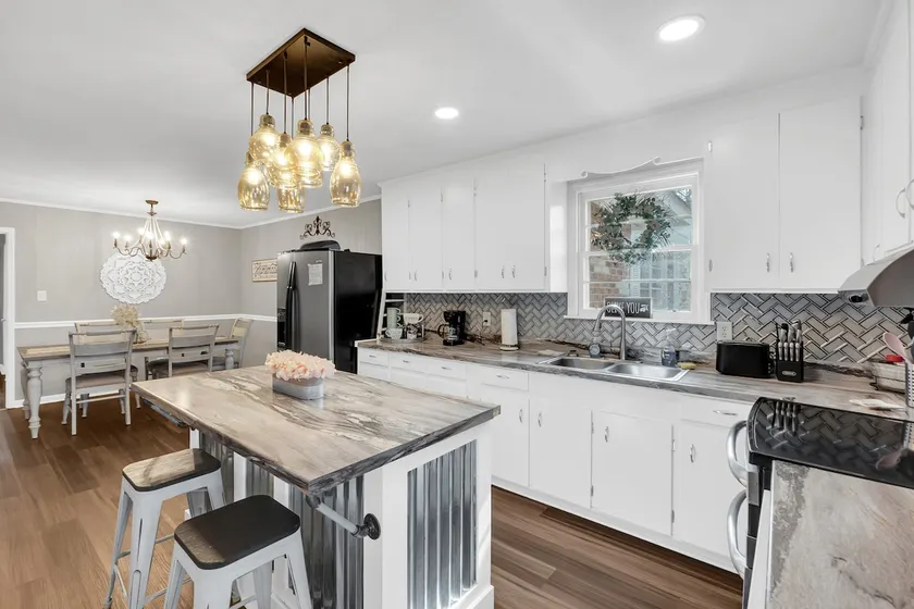 Charming 3 bdrm w/ GAME ROOM & King Sized Bed - Image 1