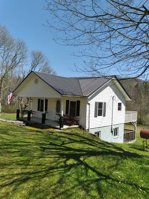 Pet Friendly Cottage, Huge Backyard inLake Toxaway - Image 1