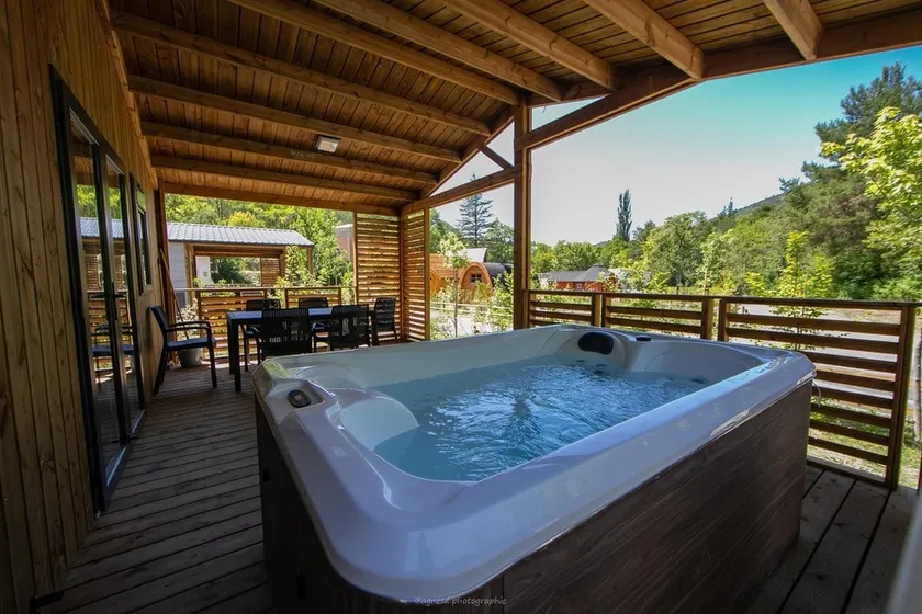 Cozy cottage with hot tub - Image 1